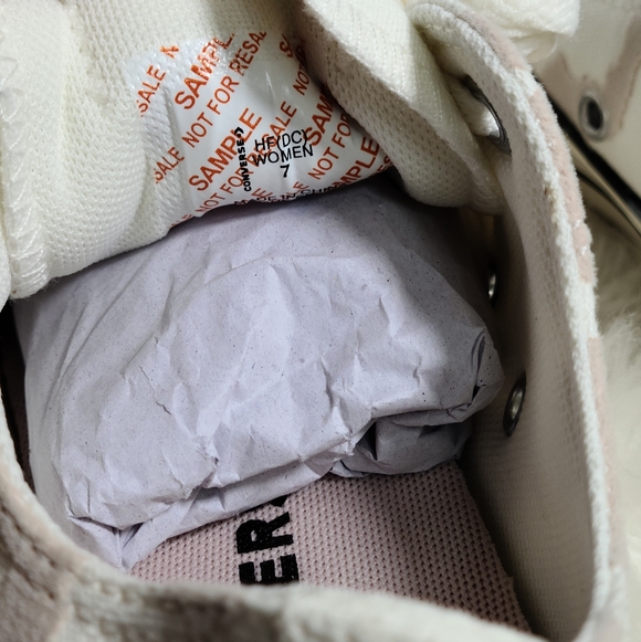 Converse Chuck Taylor All Star Low Top Cream 7 Women / 5 Men NWOB - Picture 6 of 6